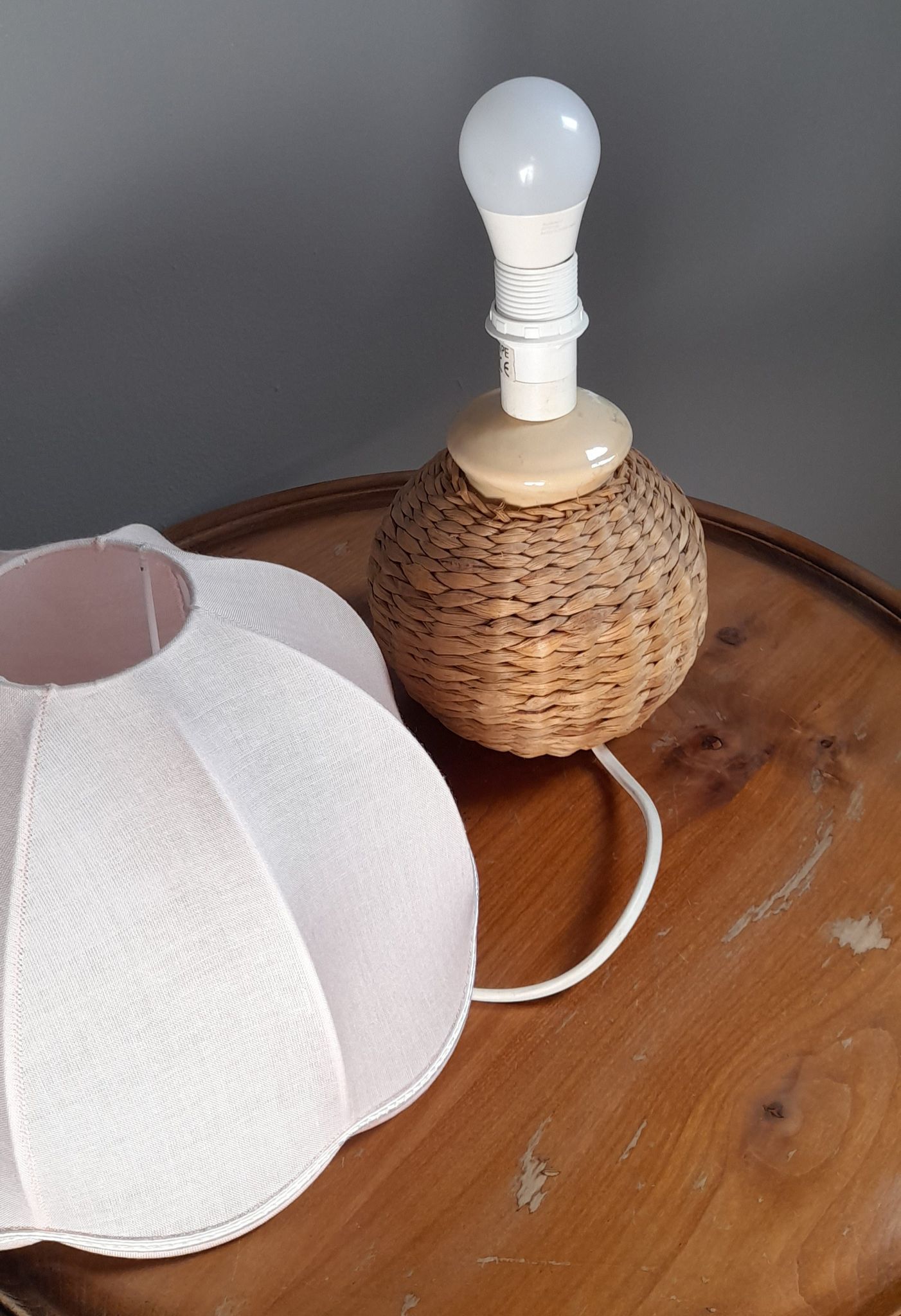 Bedside lamp foot ball in natural fiber, rattan, pink lampshade