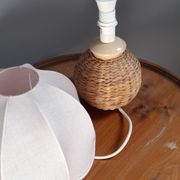 Bedside lamp foot ball in natural fiber, rattan, pink lampshade