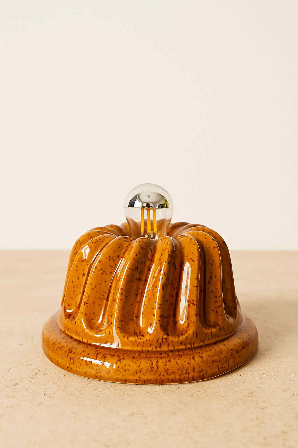 Ceramic cake mold table lamp