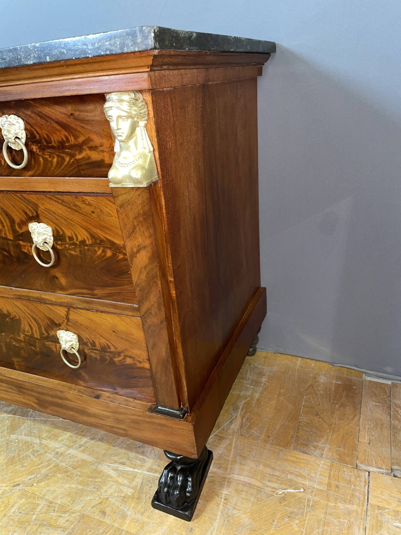 Consulate period chest of drawers in mahogany and mahogany veneer