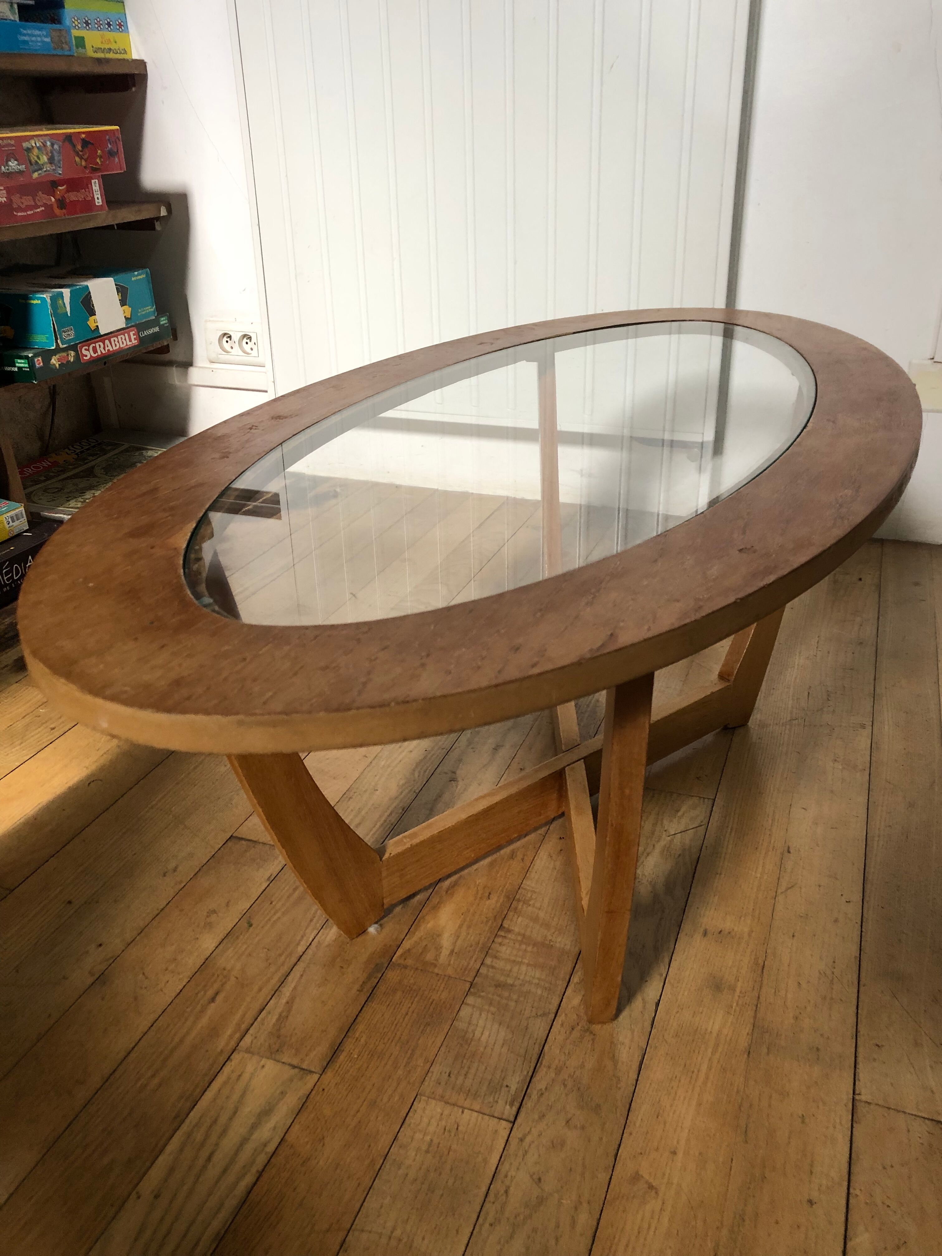 Oval coffee table