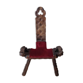 Ancienne chaise brutaliste pieds tripodes en bois sculpté & tissu rouge