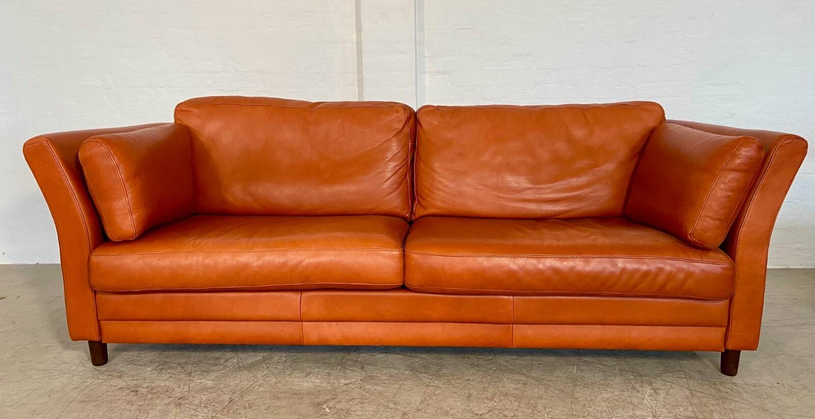 Canapé en cuir cognac vintage rétro pour 3 personnes danois