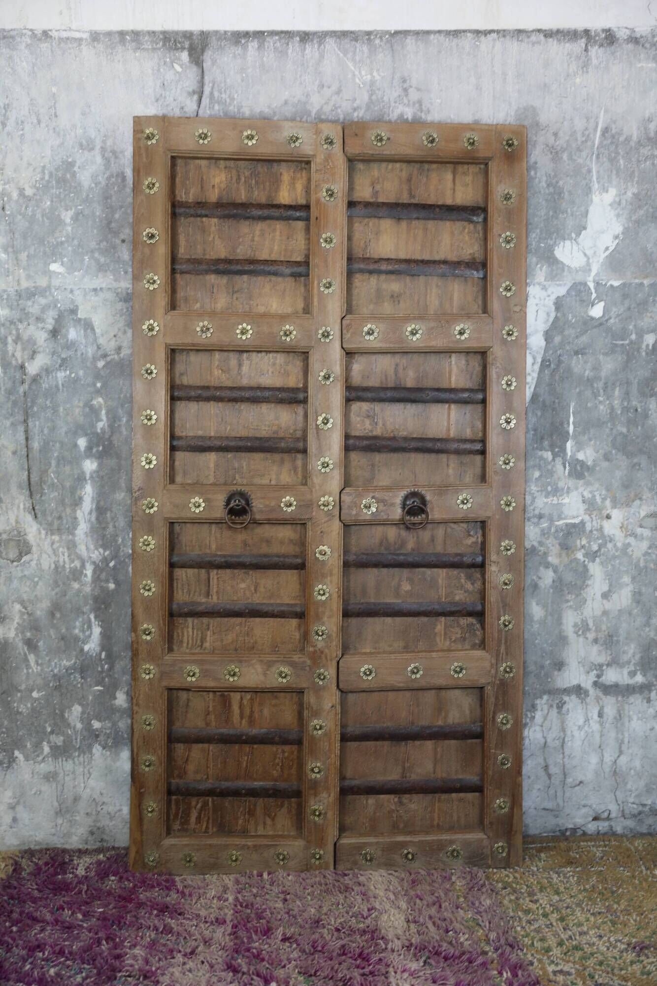 Porte indienne en teck naturelle et cabochons en laiton