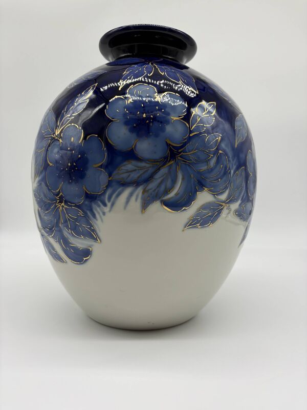 Grand vase Tharaud Limoges en porcelaine bleu cobalt et or, décor floral
