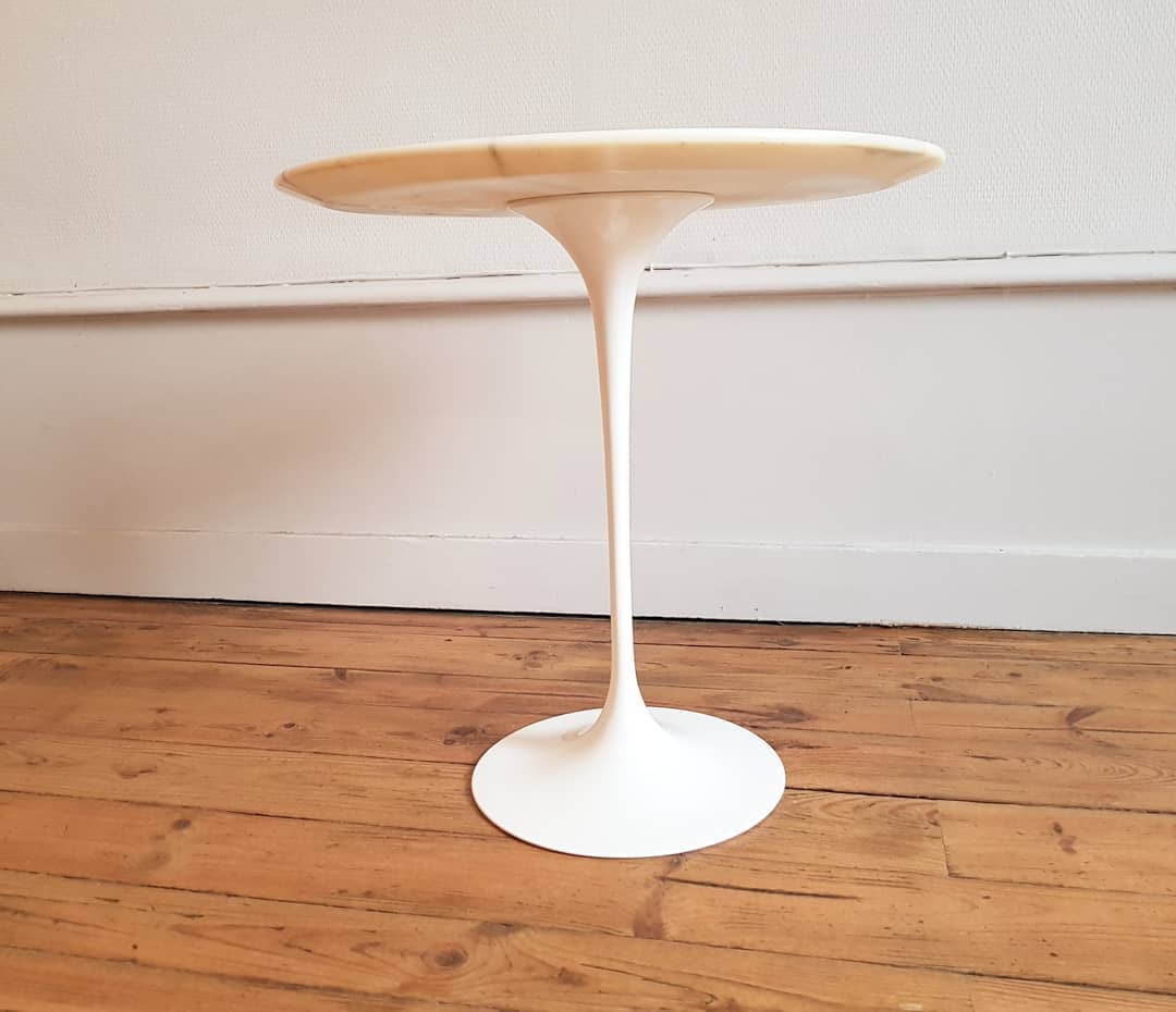 Table d’appoint en marbre de carrare conçue par Eero Saarinen Knoll