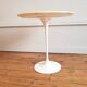 Table d’appoint en marbre de carrare conçue par Eero Saarinen Knoll