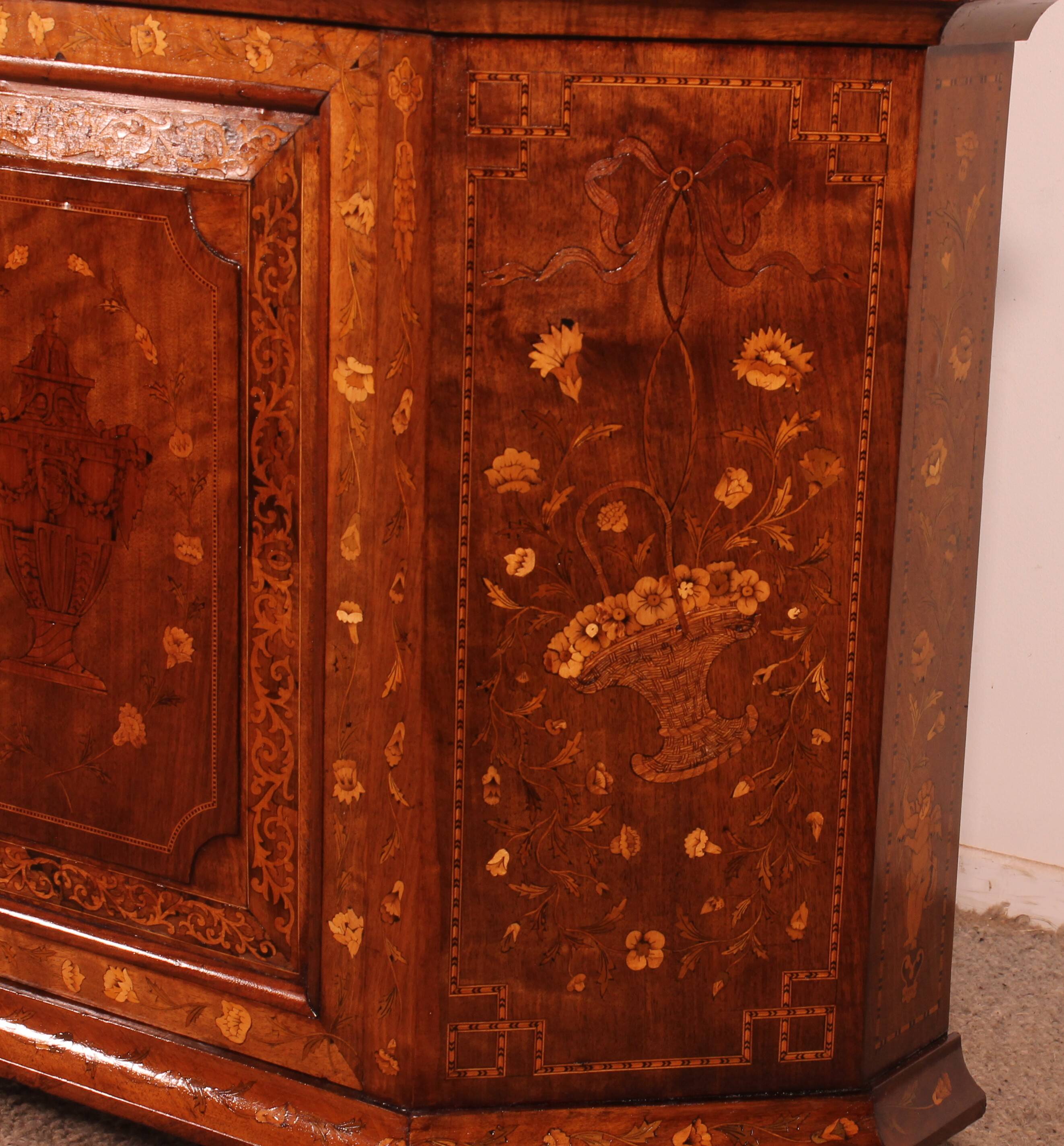 Vitrine hollandaise en marqueterie circa 1800