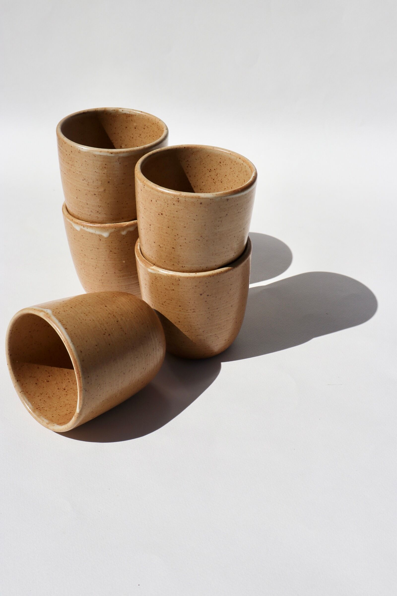 5 tasses en grès moucheté Grès Village