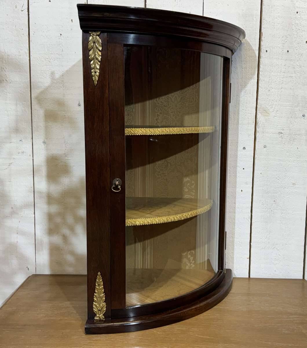Vitrine d'angle murale anglaise en acajou des années 1950