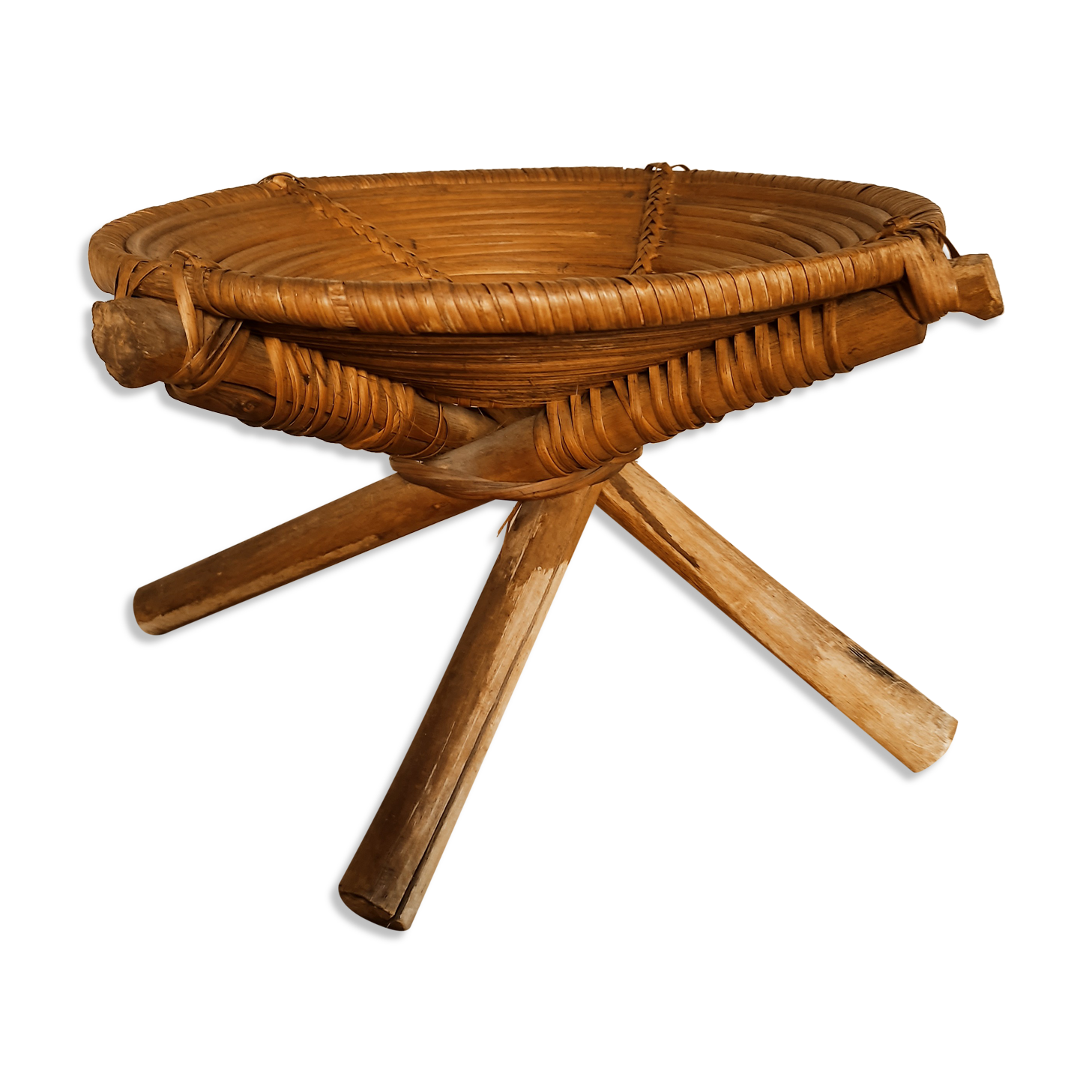 Ethic cup on crossed feet