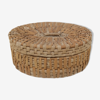 Lovely oval basket with lid