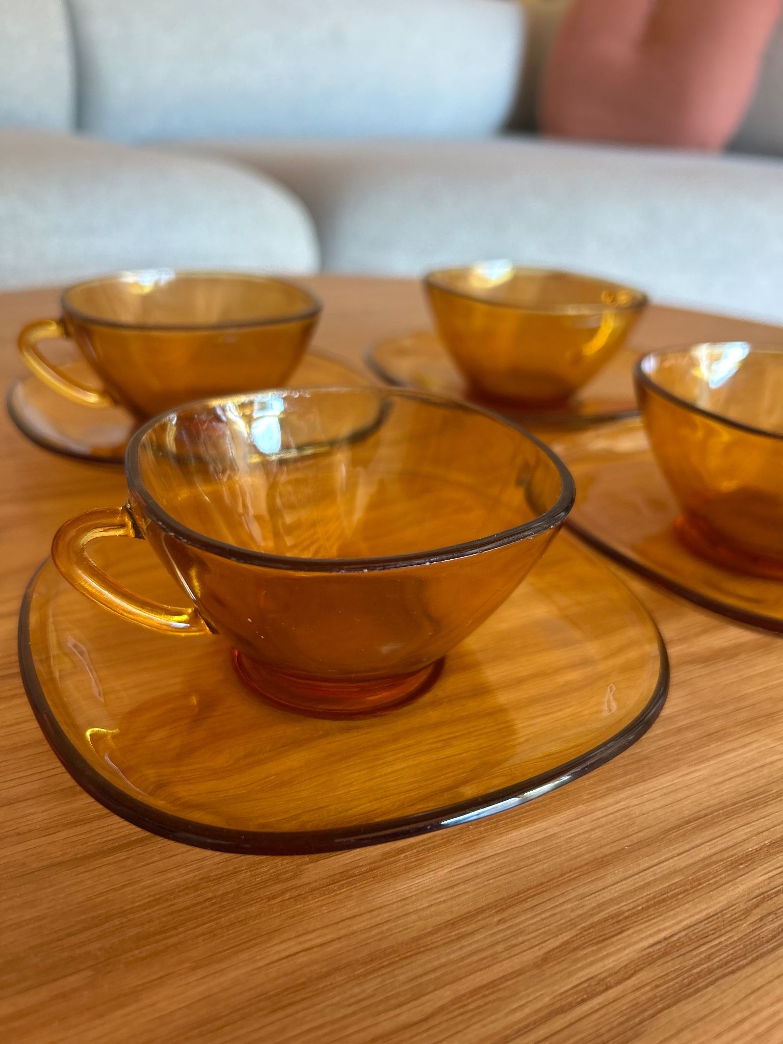 Service for 4 cups & saucers Vereco square with rounded corners amber glass 70s