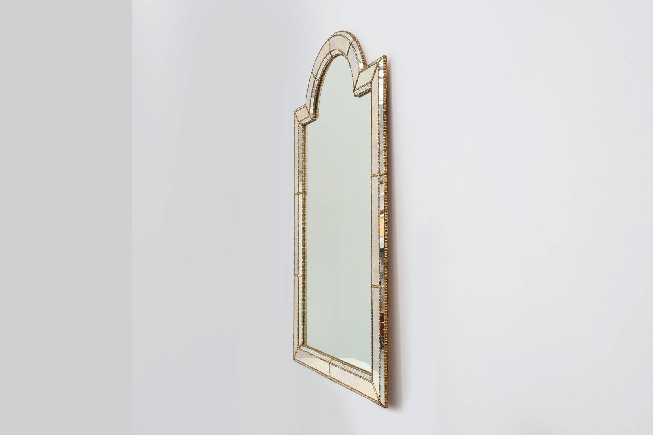 Grand miroir vénitien en mosaïque trapèze du XXe siècle avec guirlandes en laiton