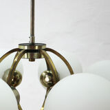 Lustre en laiton des années 50 avec abat-jour en verre dépoli