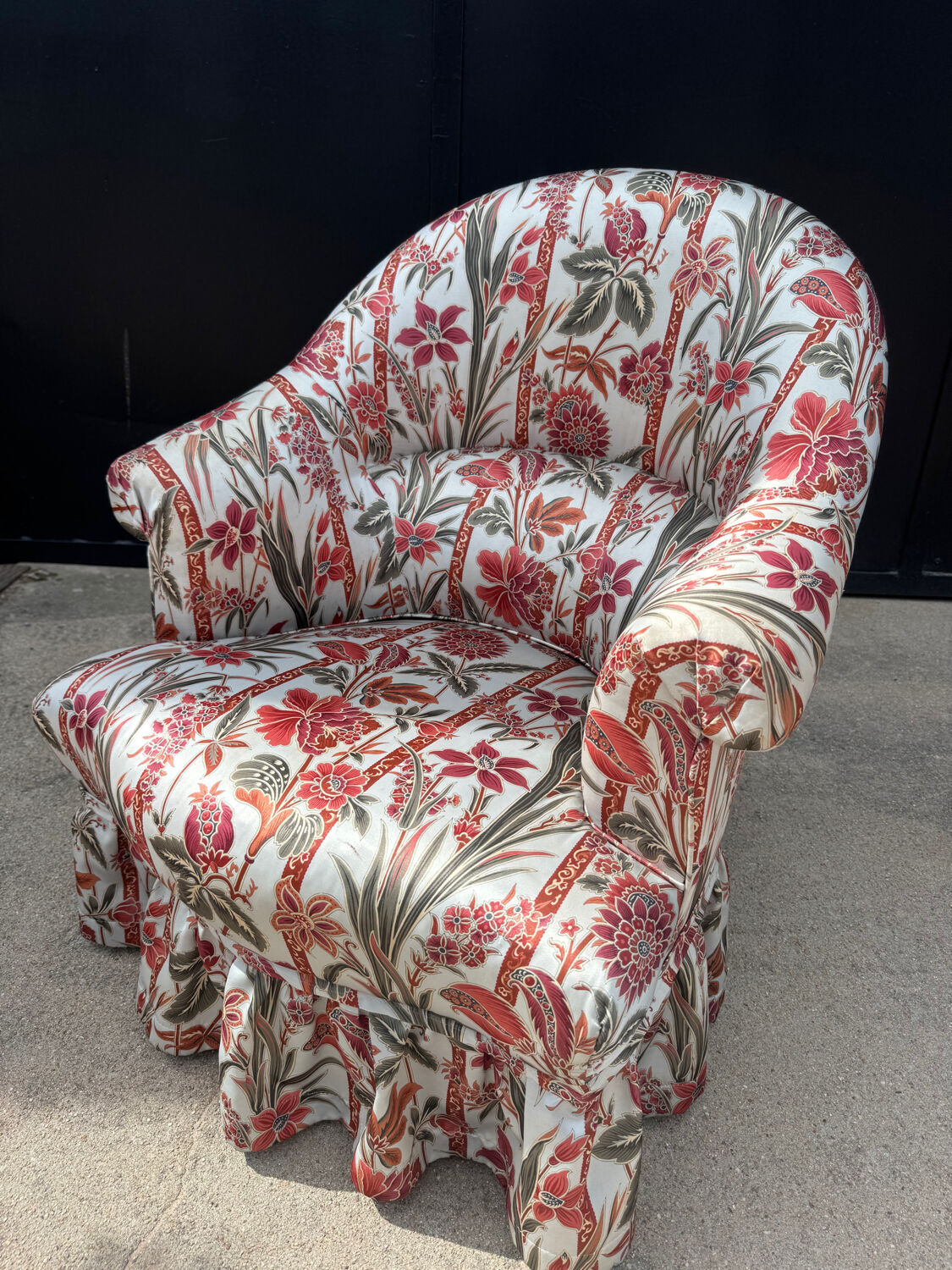 Fauteuil crapaud satin fleuri ancien