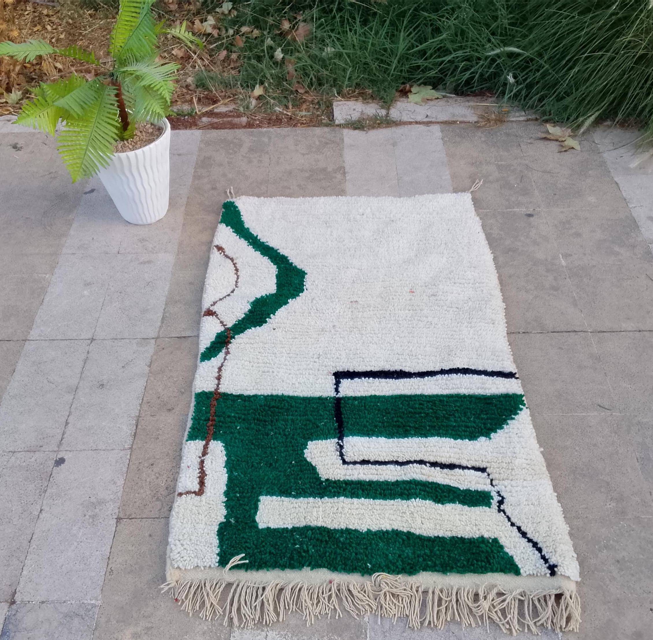 Large Moroccan wool rug 2.5 x 1.5 m