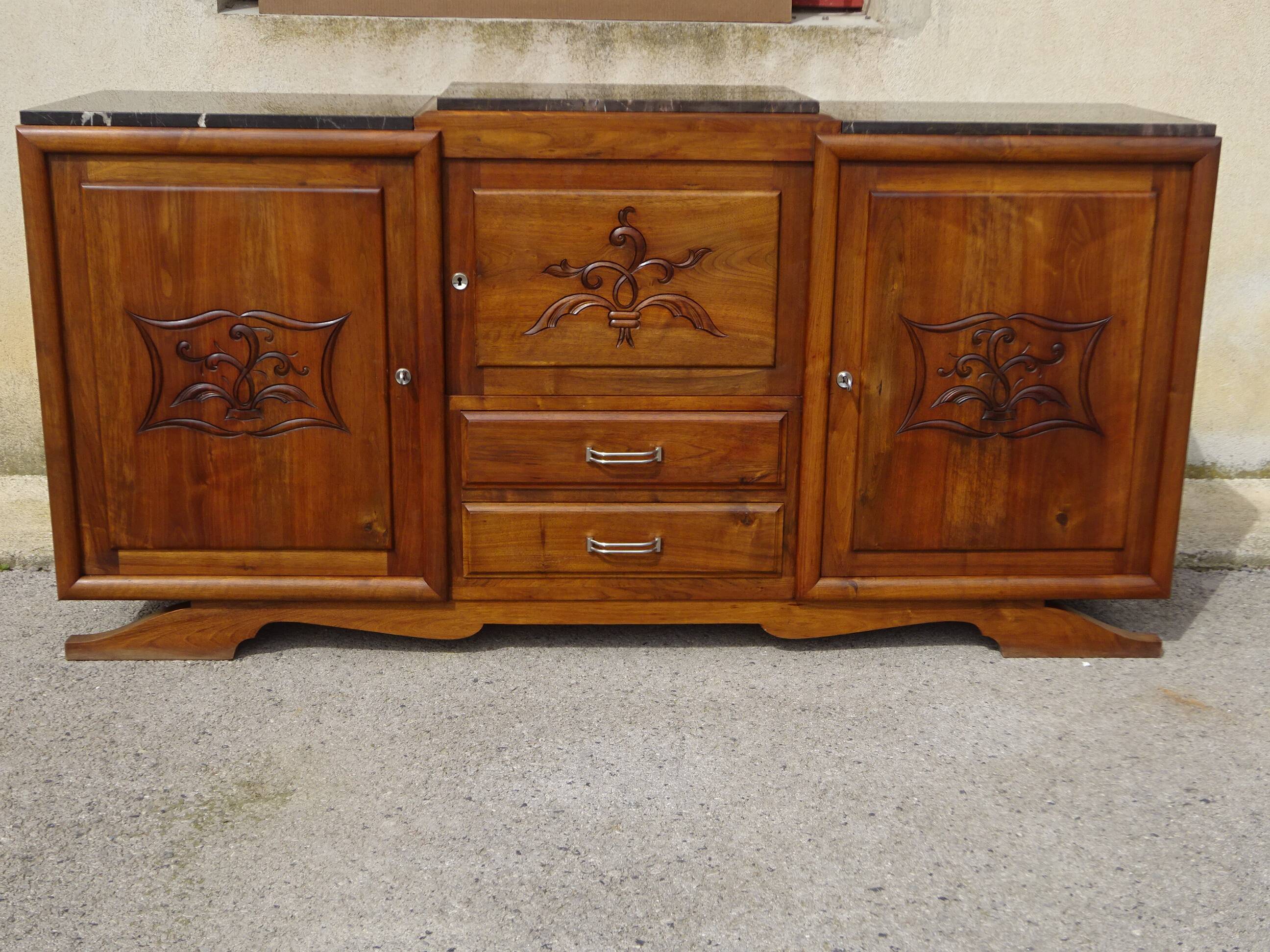 Large buffet en noyer massif, dessus en marbre noir