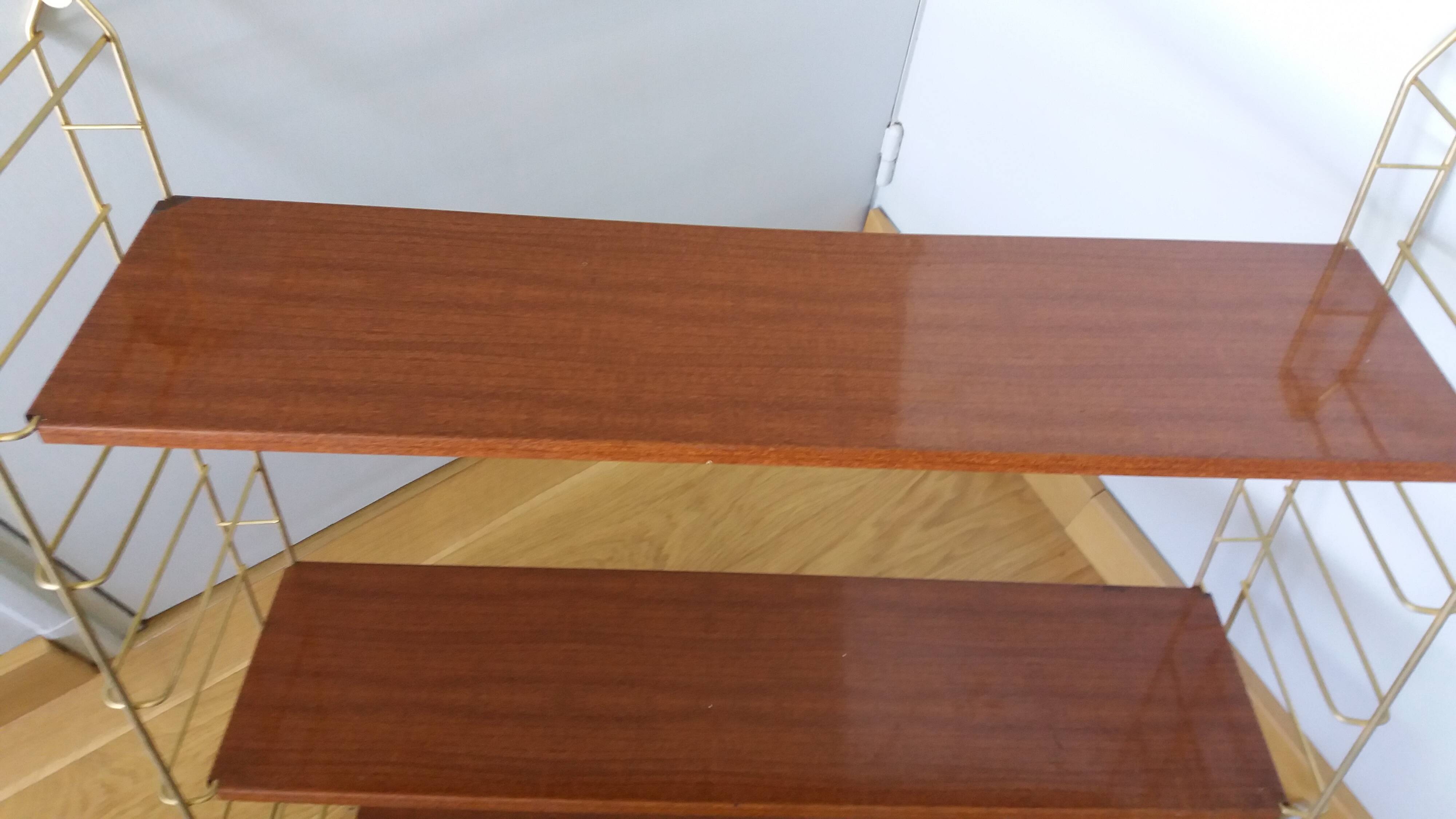 Étagère Tomado ou String en métal doré et métal laqué imitation bois