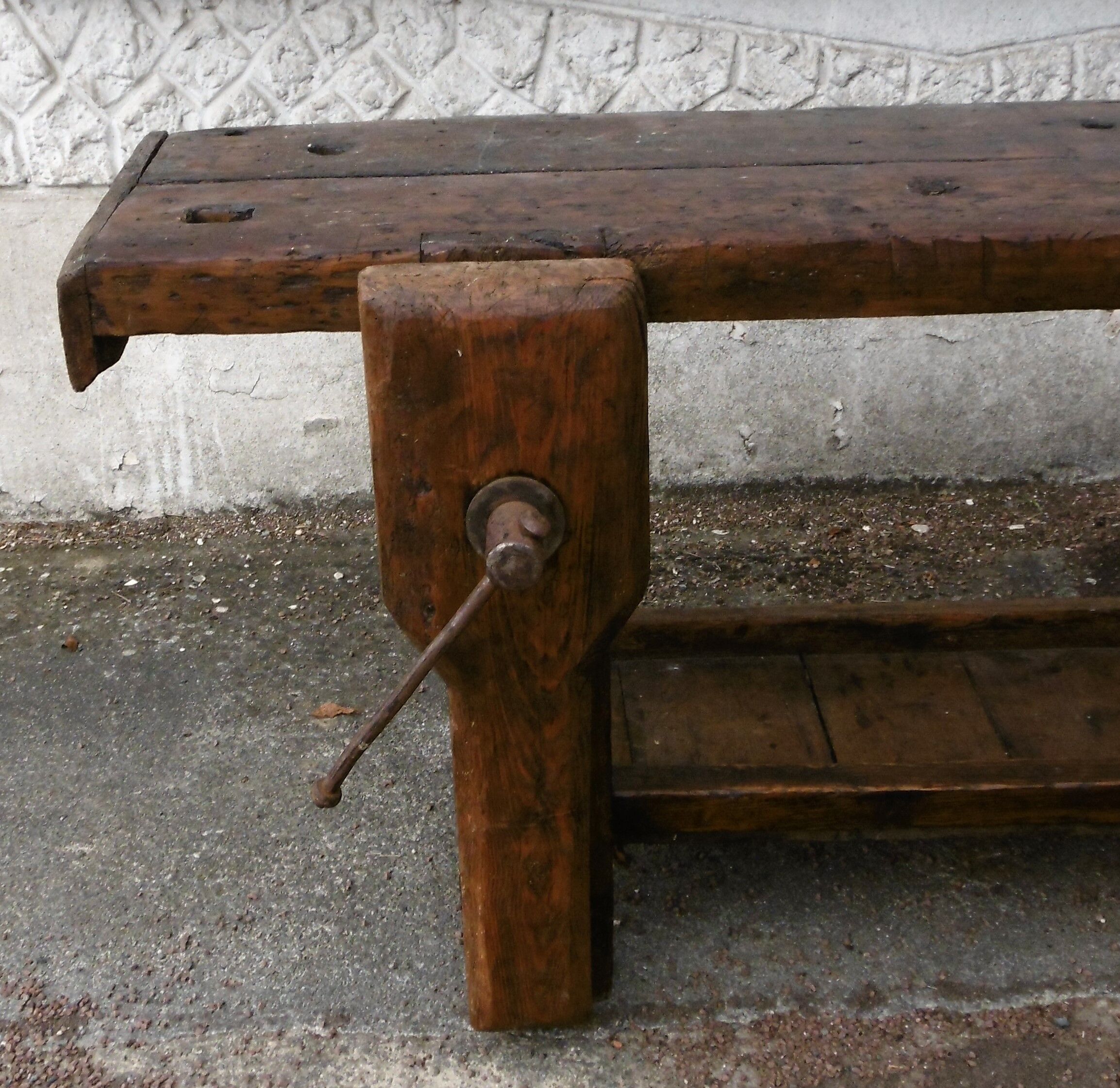 Workbench in raw wood with the press