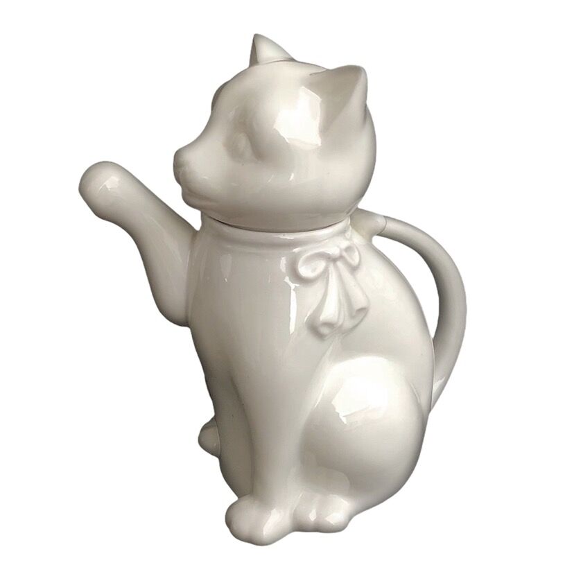 Small teapot in the shape of a cat