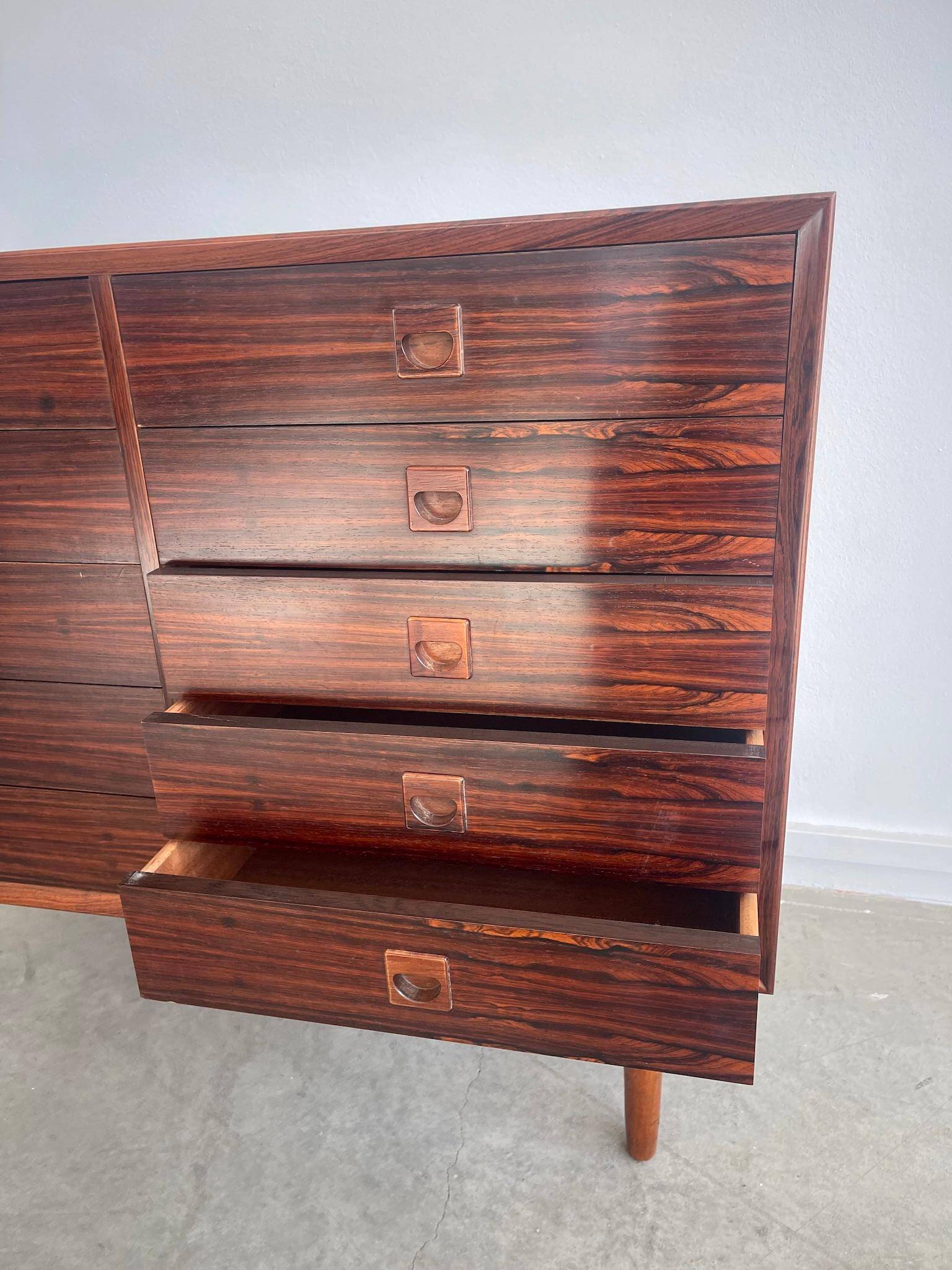 Commode moderne danoise en bois dur avec dix tiroirs