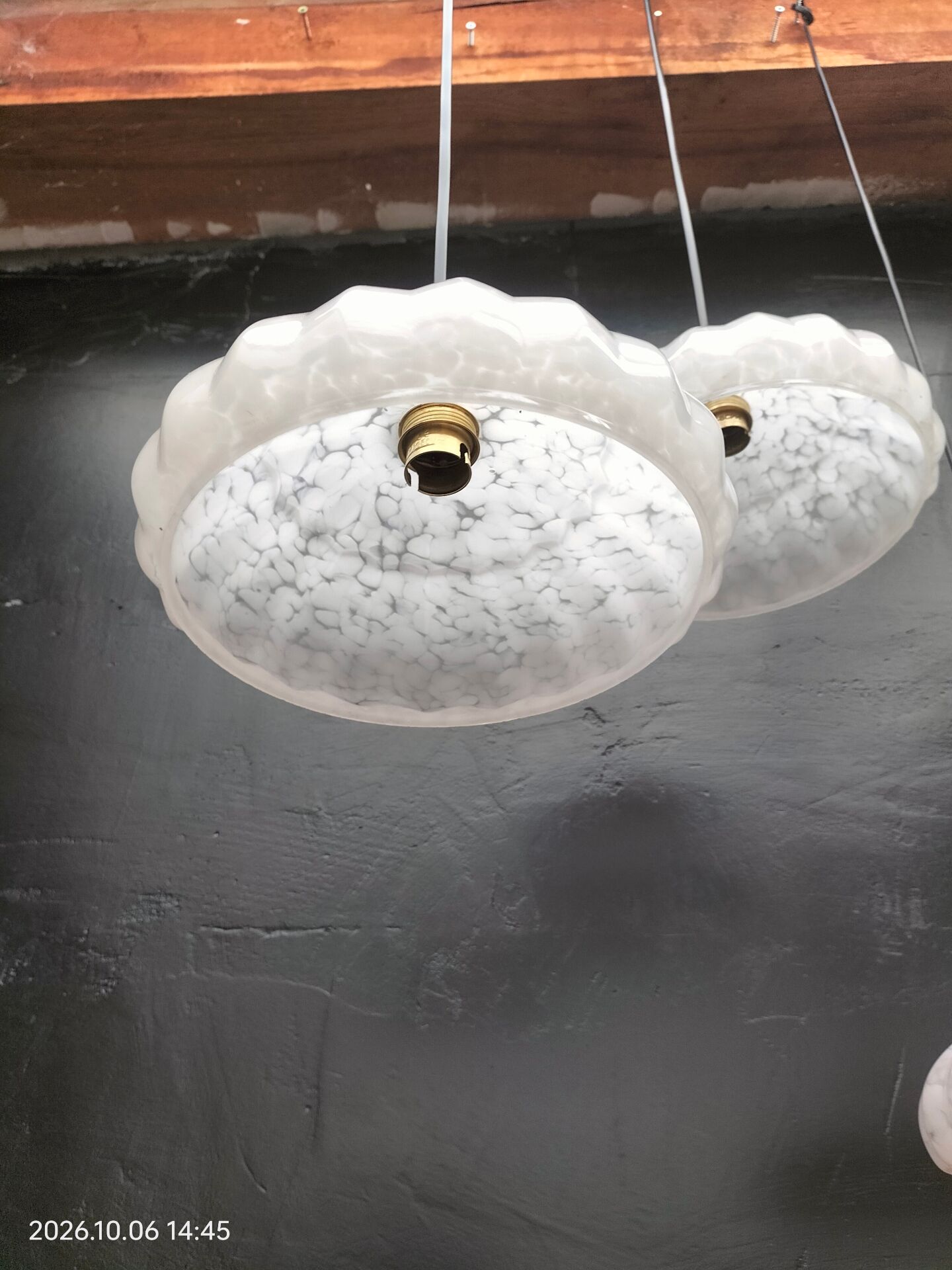 Glass suspensions from Clichy