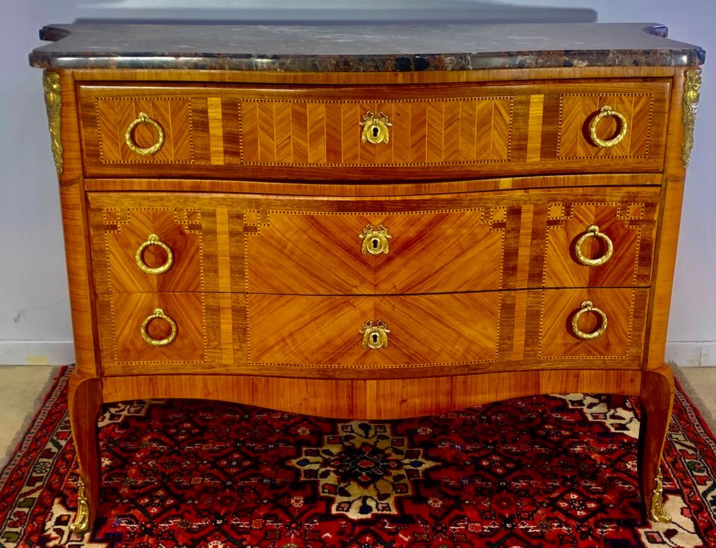 Chest of drawers with curved façade, transition style, in veneer of precious wood