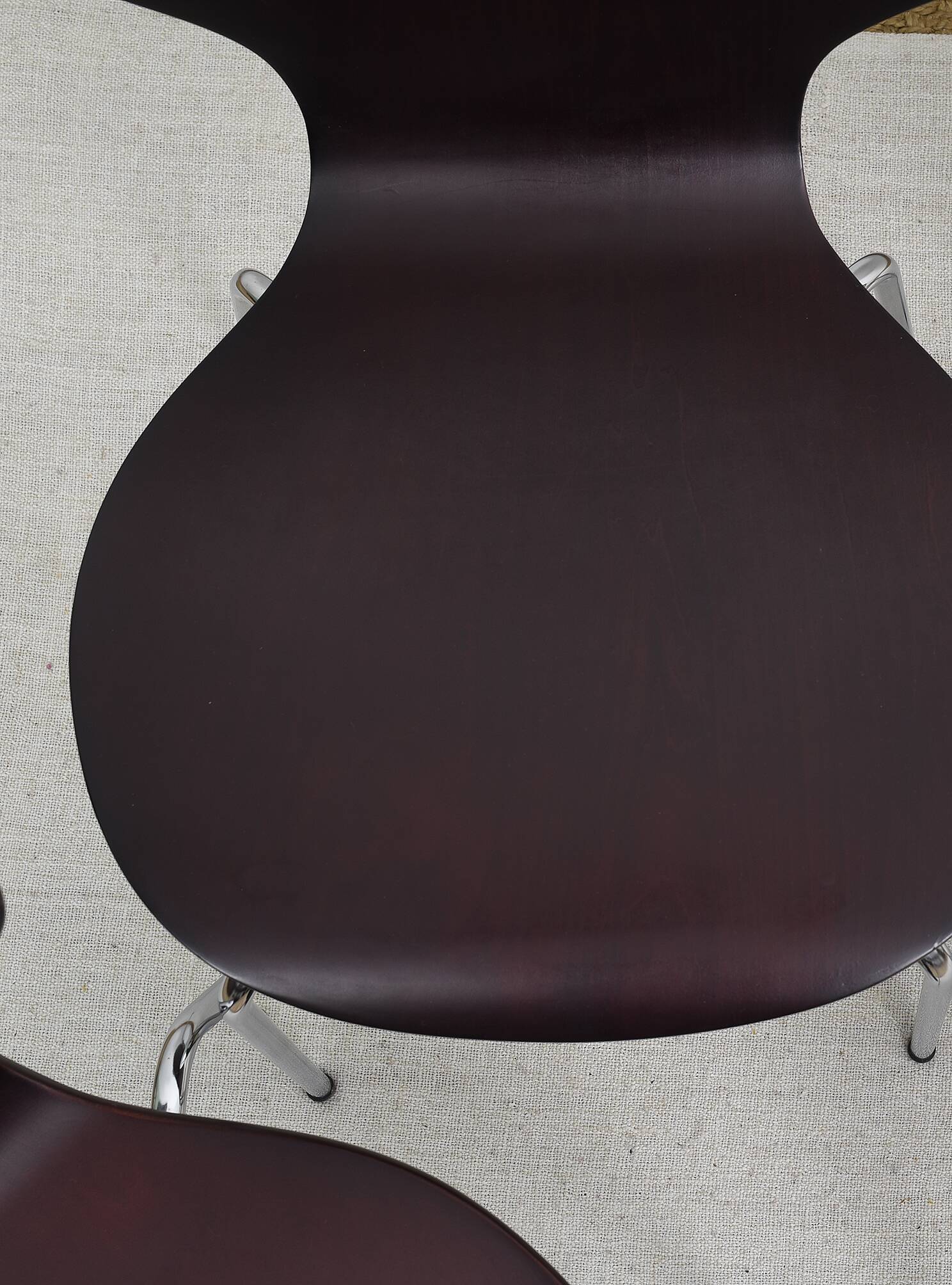 Set of 4 "ant" chairs, vintage, Diego model. Stackable, dark burgundy color.