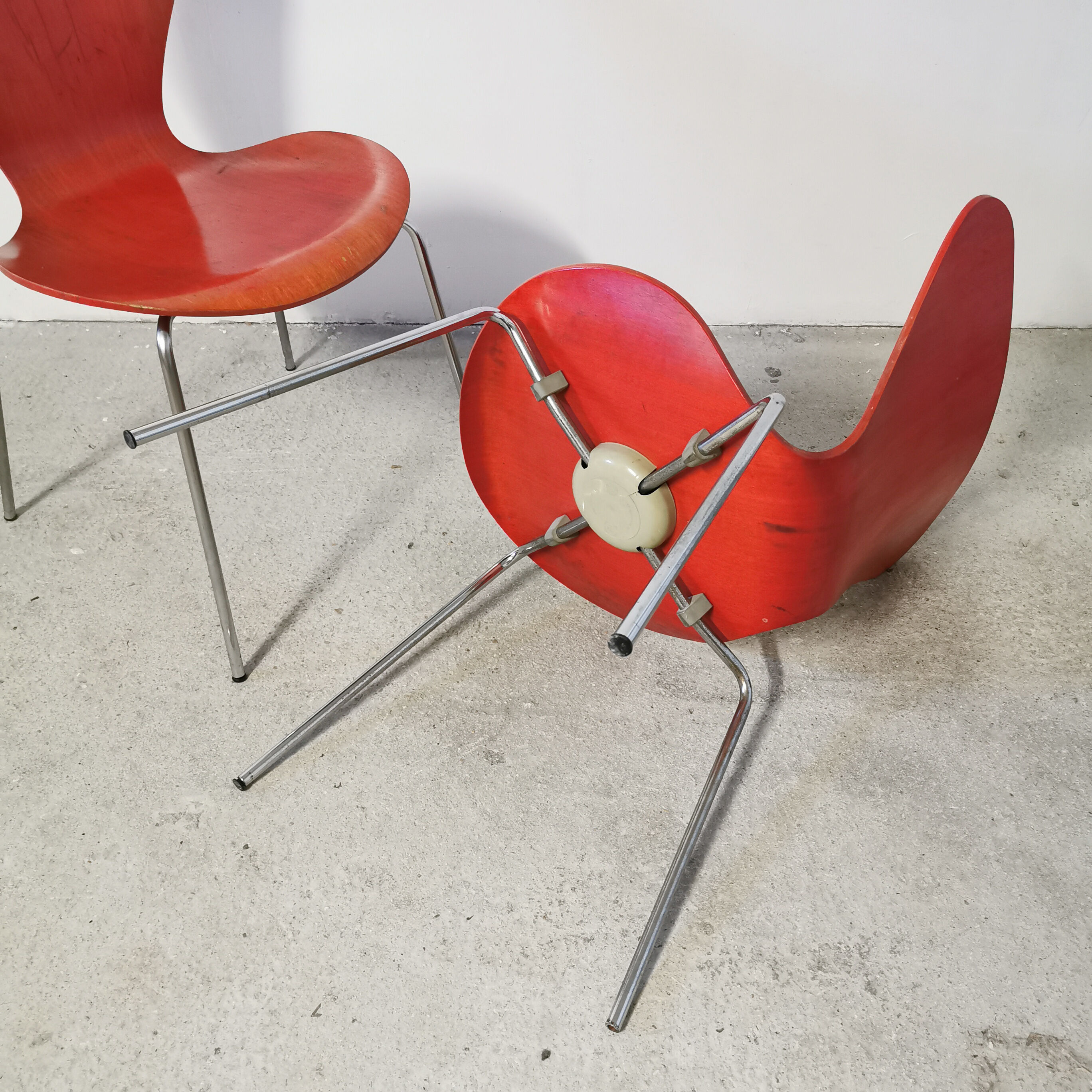 Pair of chairs 3107 by Arne Jacobsen for Fritz Hansen, 1976