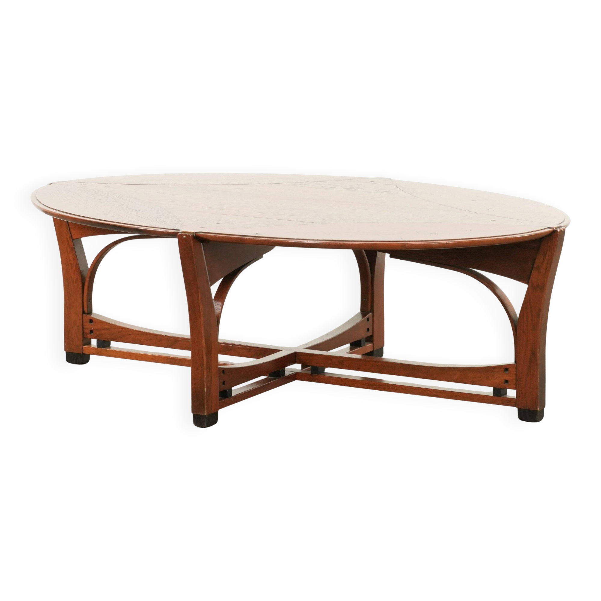 In good condition elegant oval Art Nouveau design coffee table