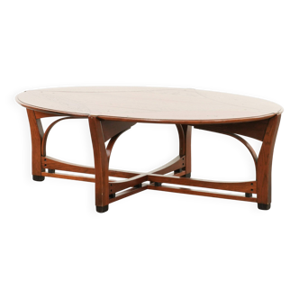 In good condition elegant oval Art Nouveau design coffee table