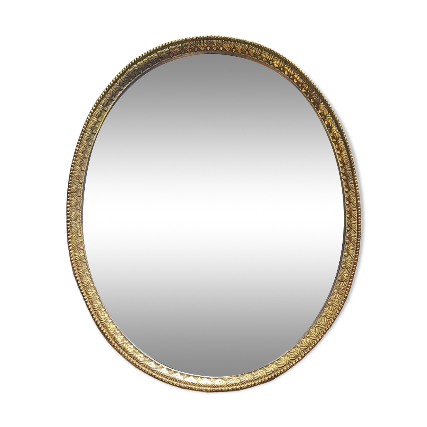 Oval mirror in gold metal