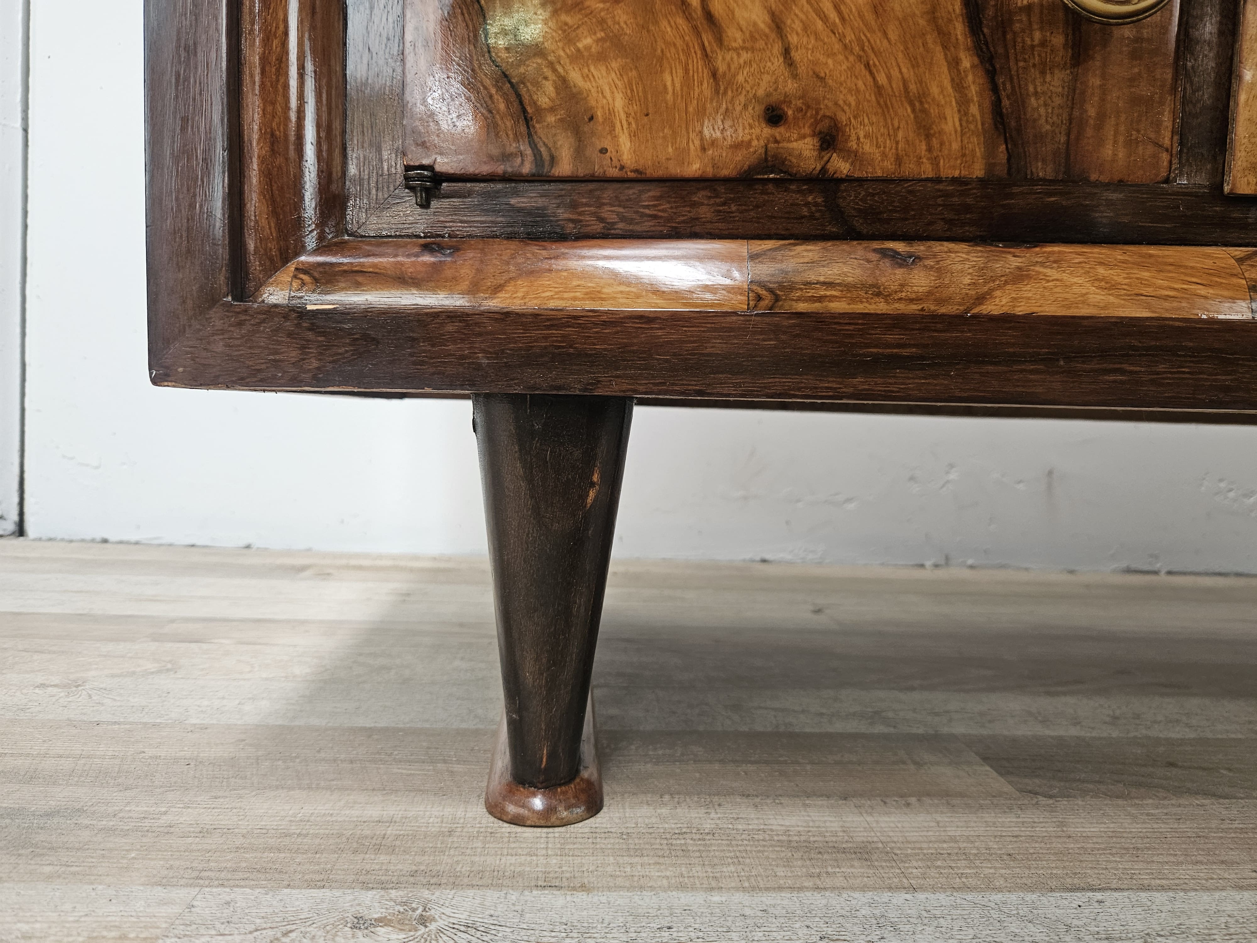 Tuscan Art Decò dressing table from the 1940s in walnut burl