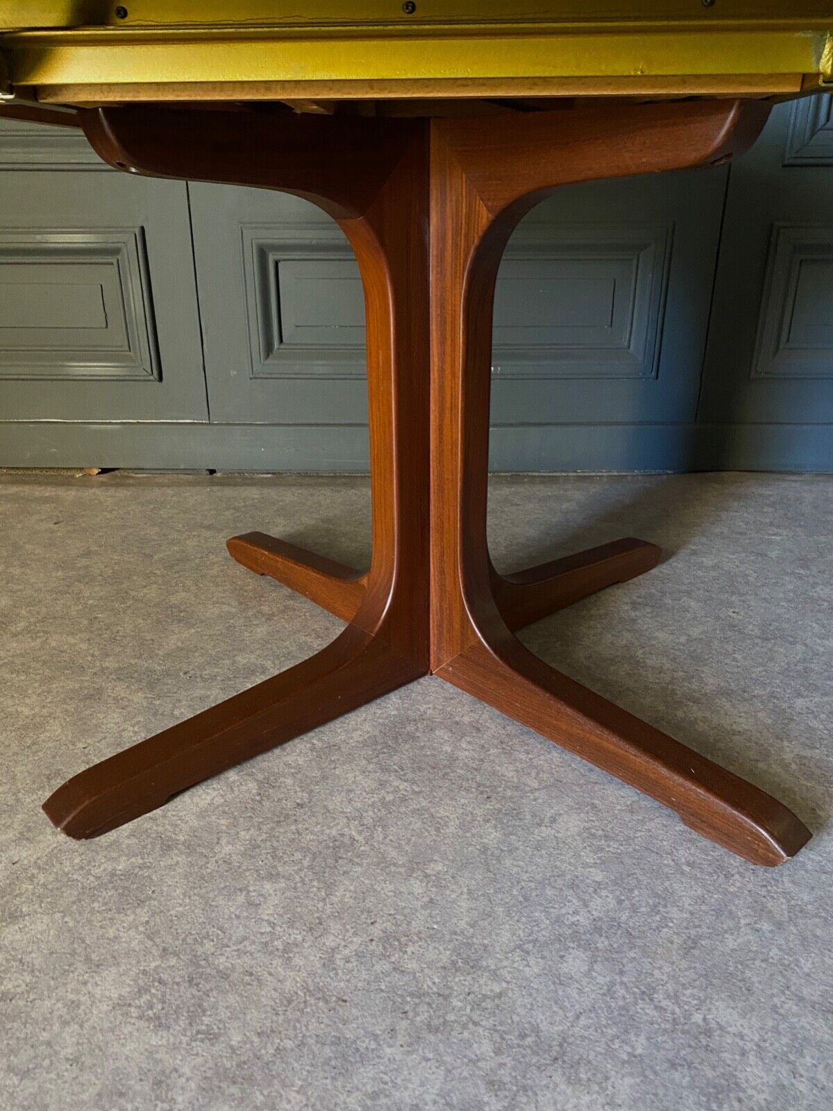 Table Baumann scandinave ronde 1970 rallonges a systeme 4 à 8 personnes