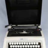 Machine à écrire olivetti lettra 52