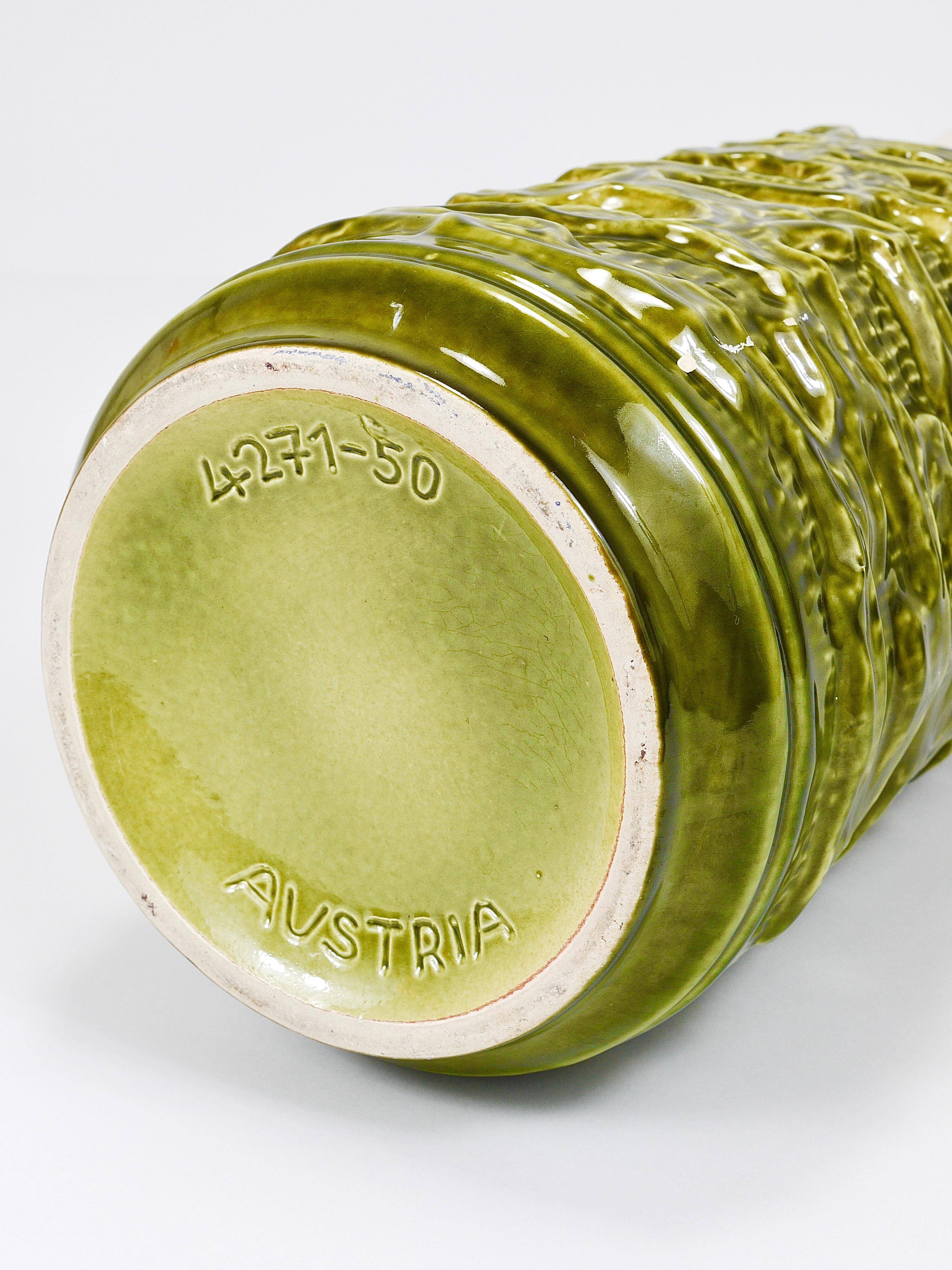 Grand vase de sol en terre cuite vert mousse olive brillant et blanc style Brutaliste Op-Art, Autriche, années 1970