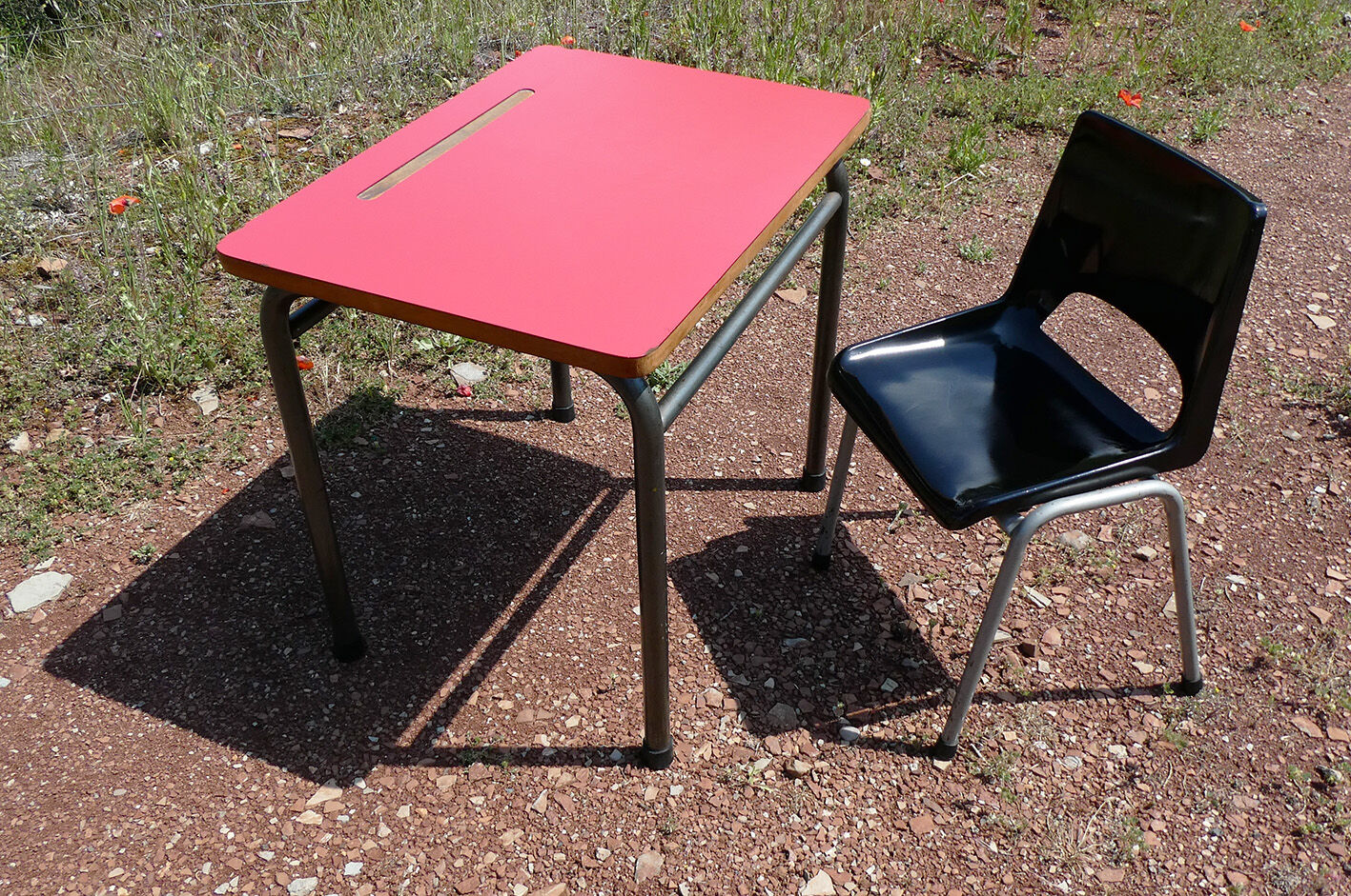 Ensemble de bureau rouge et chaise vintage d'écolier