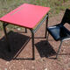 Ensemble de bureau rouge et chaise vintage d'écolier