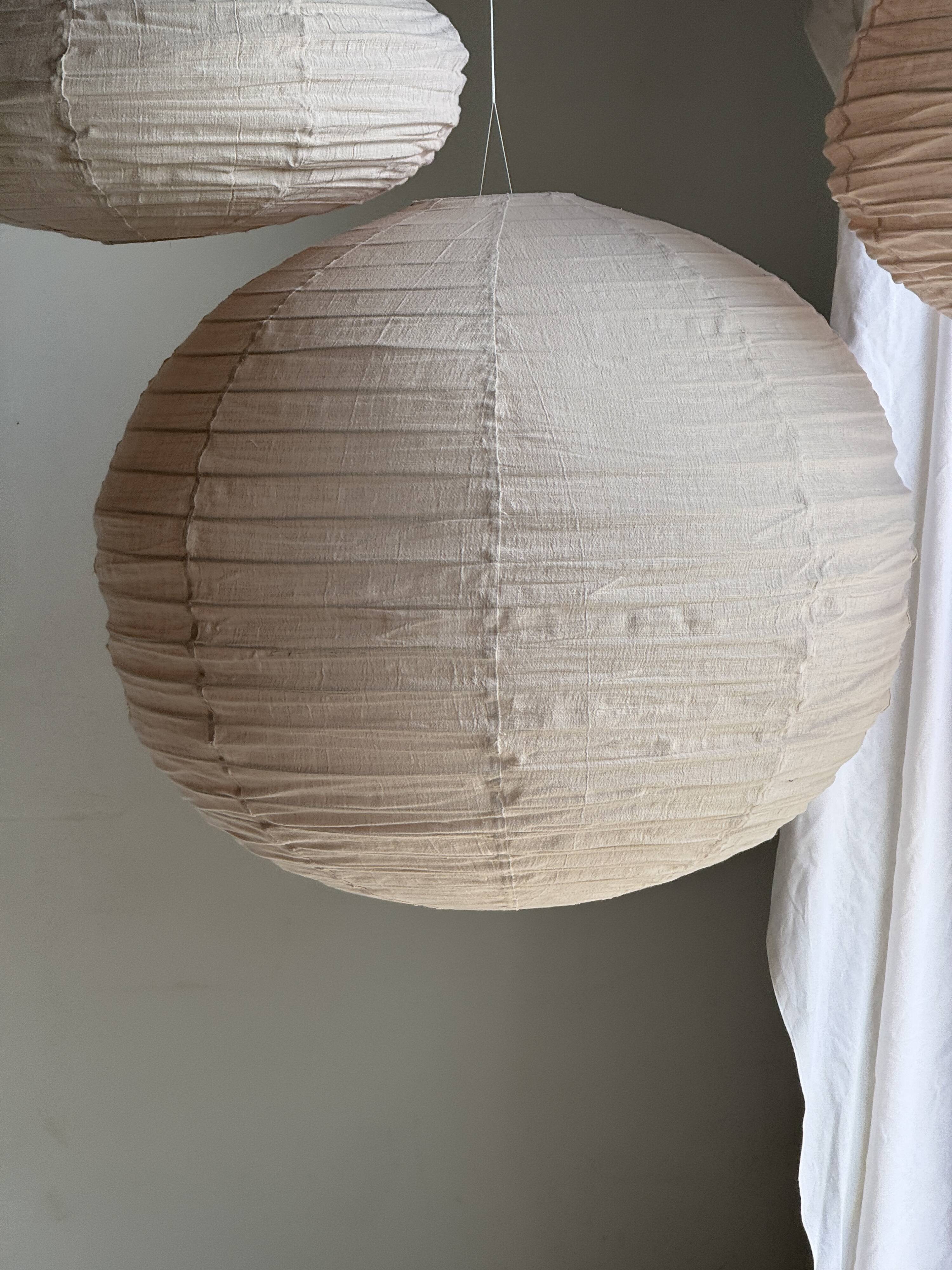 Average suspension in rattan and natural linen, round Japanese style, pink D40.