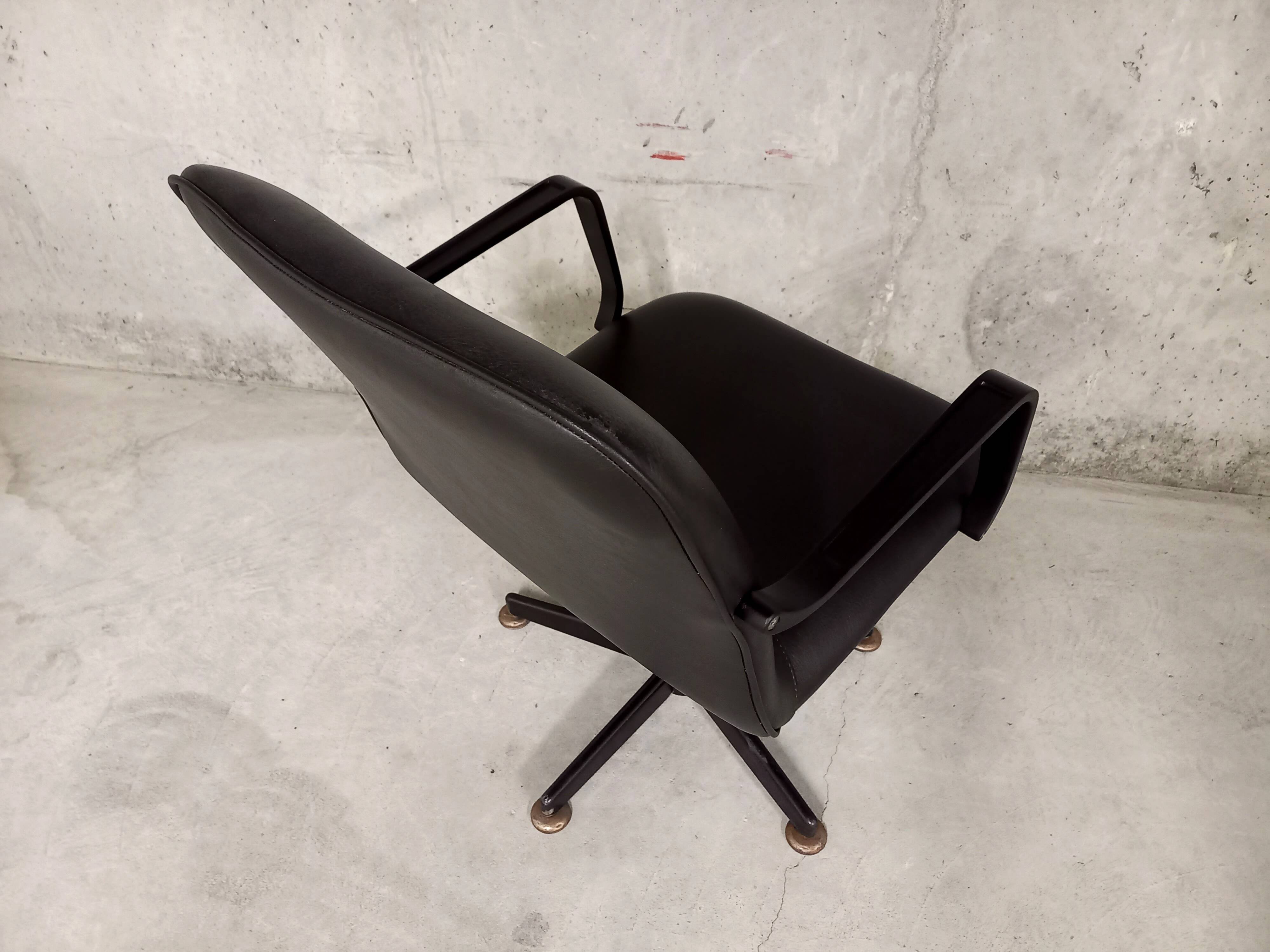 Vintage 70s swivel office chair in skai and black metal