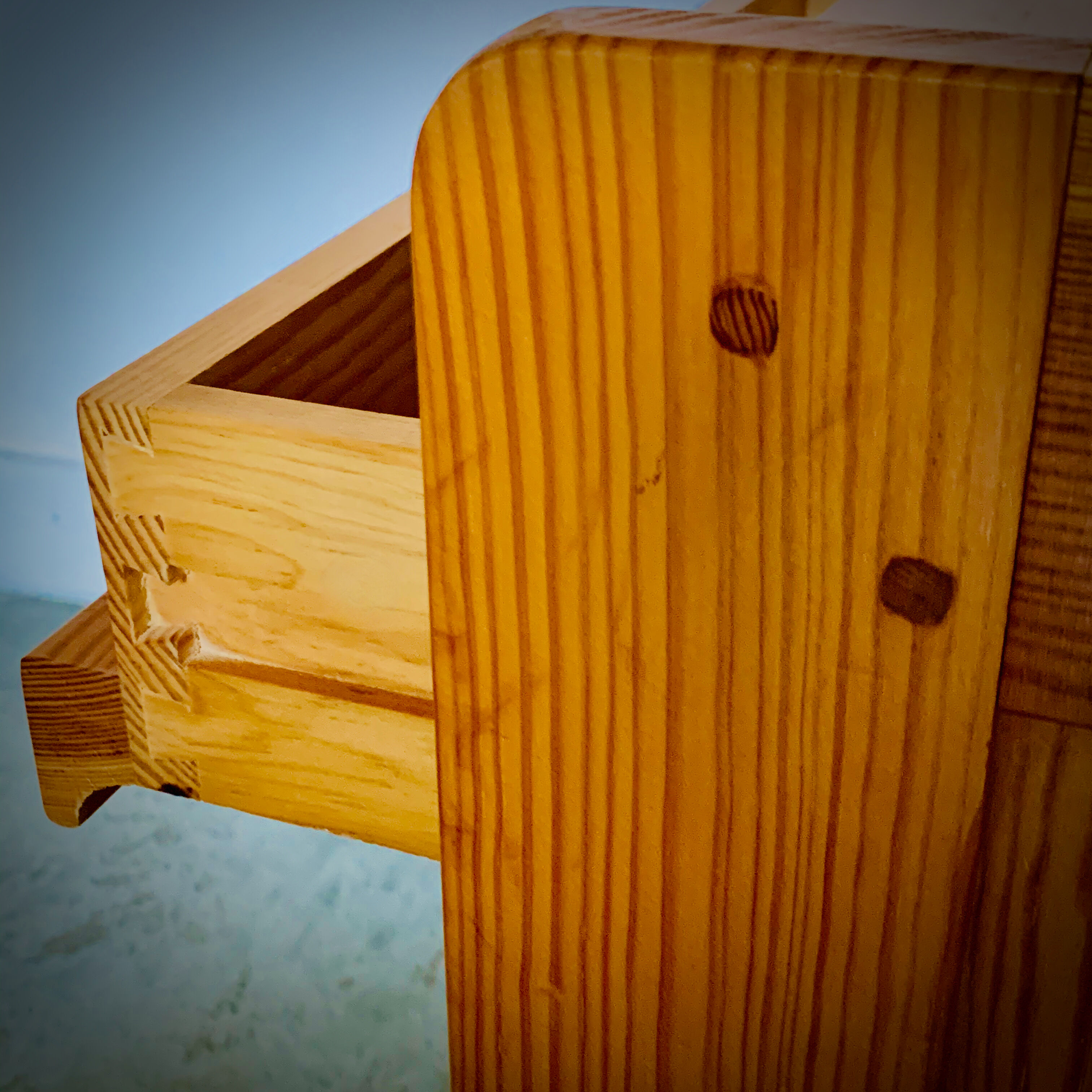 Table de chevet avec tiroir en pin blond massif vernis 1970