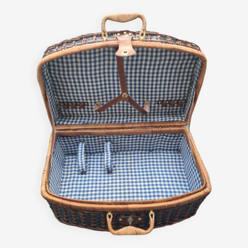 Wicker picnic basket