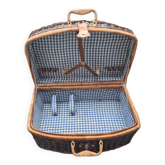 Wicker picnic basket