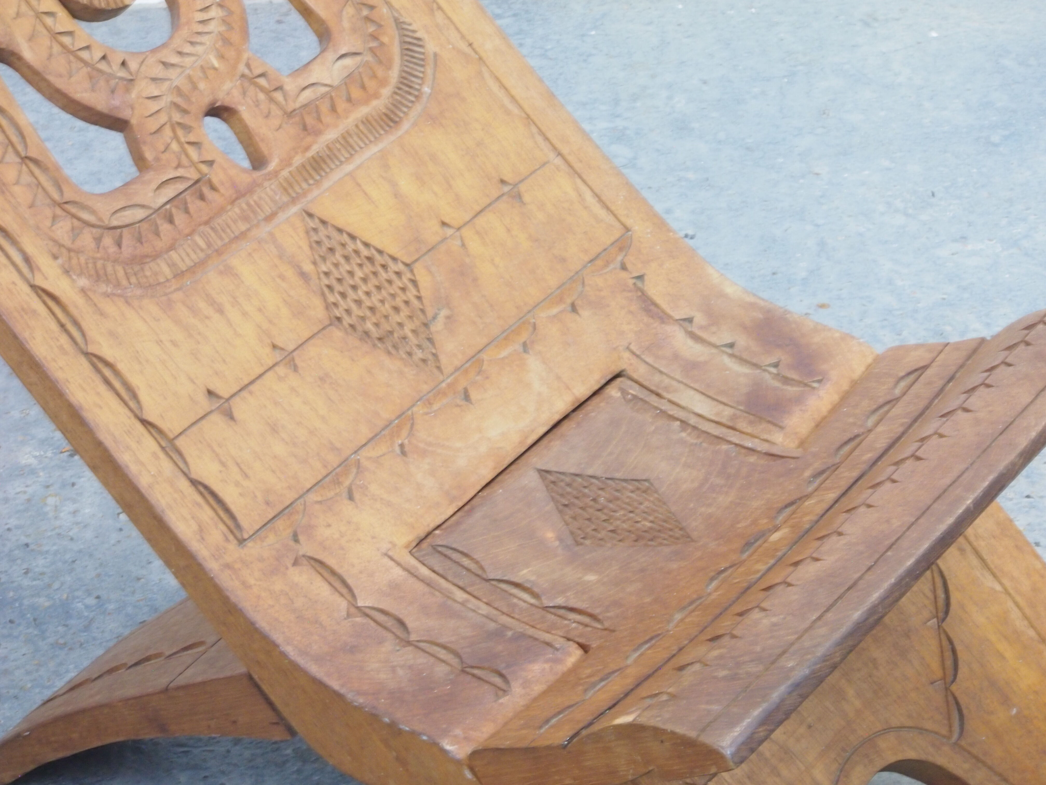 Chaise longue ethnique de coupe à la main