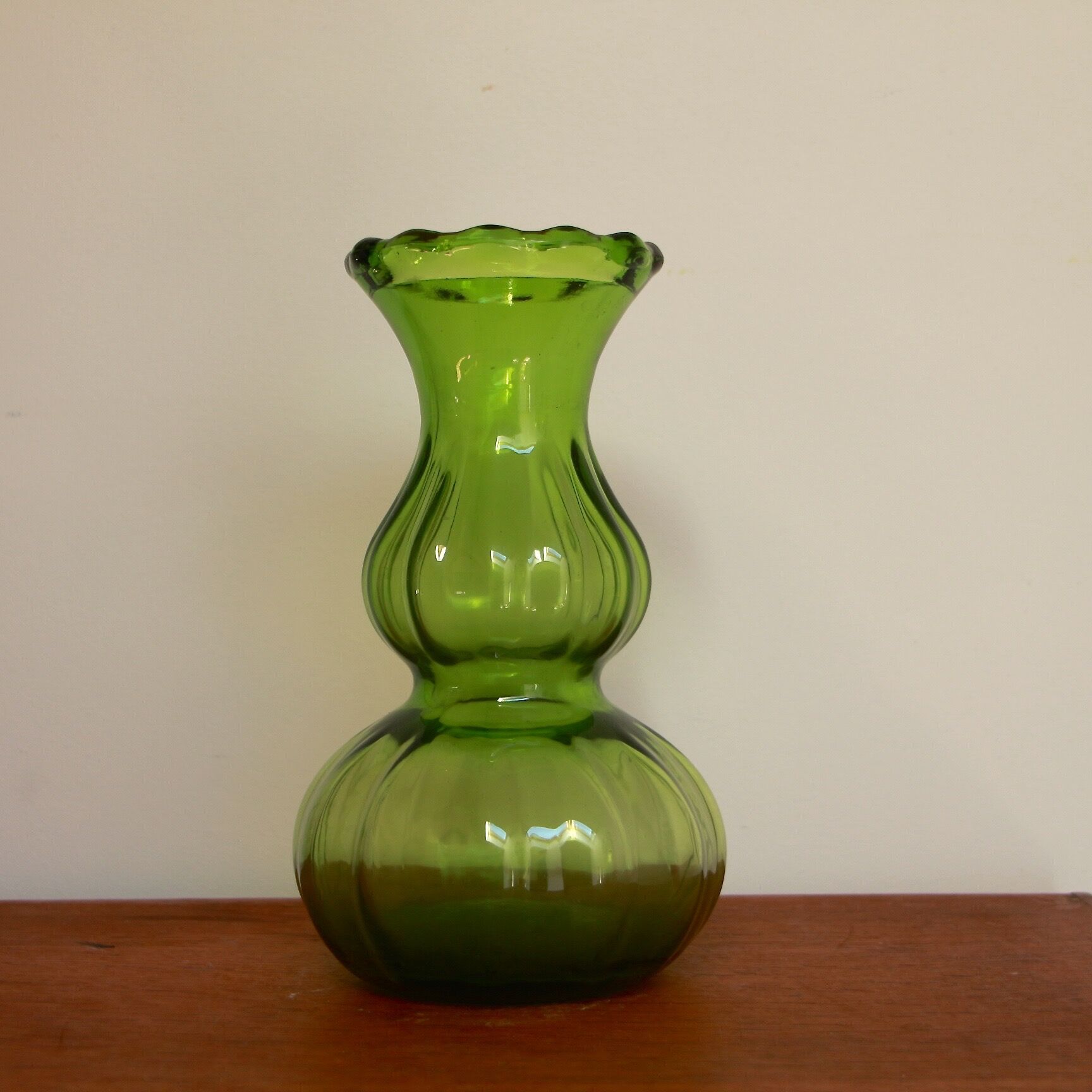 Vase en verre vert