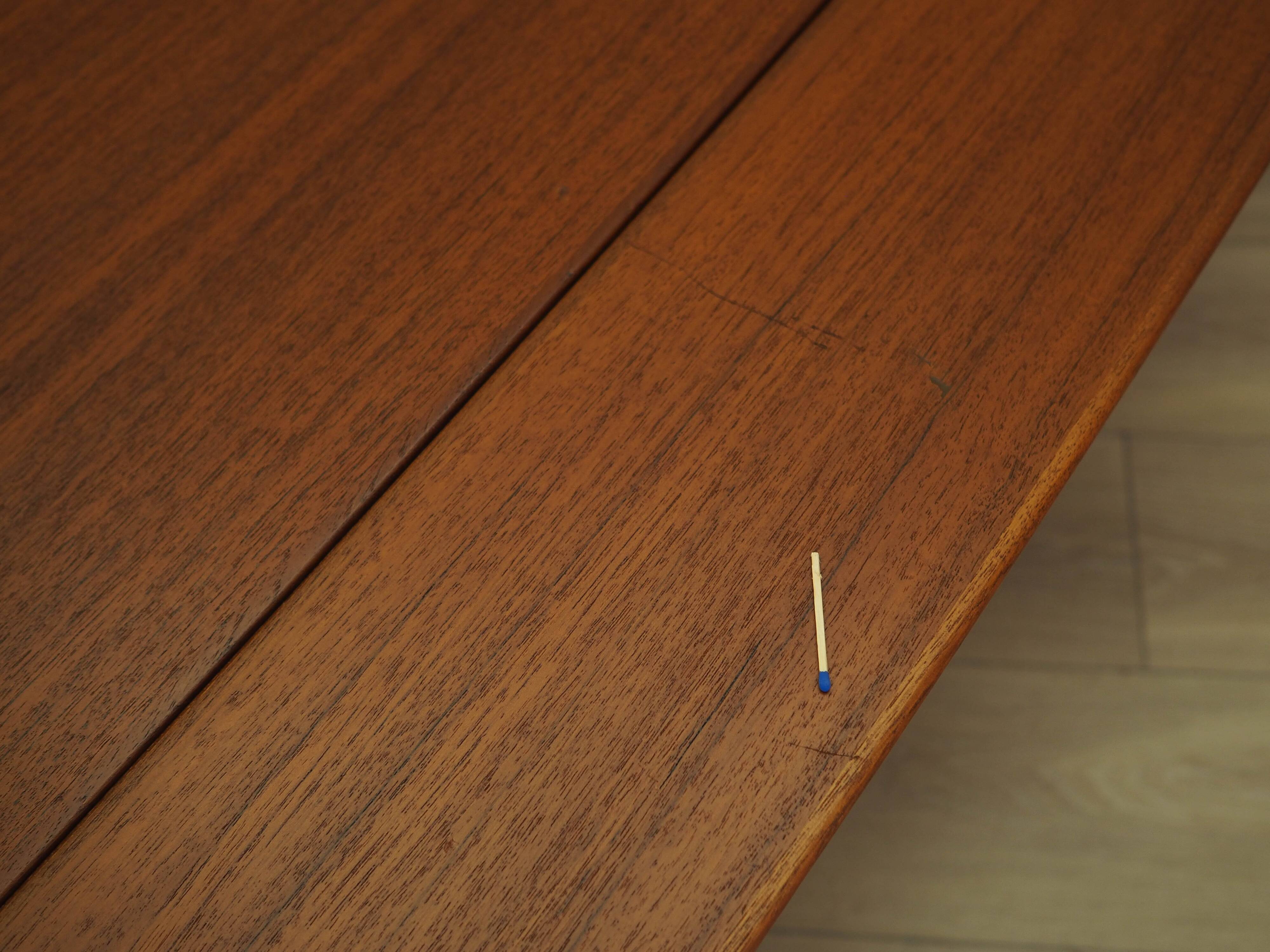 Table basse en teck danois avec étagère, années 1960