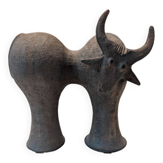 Large sandstone bull, by Dominique Pouchain, 2025