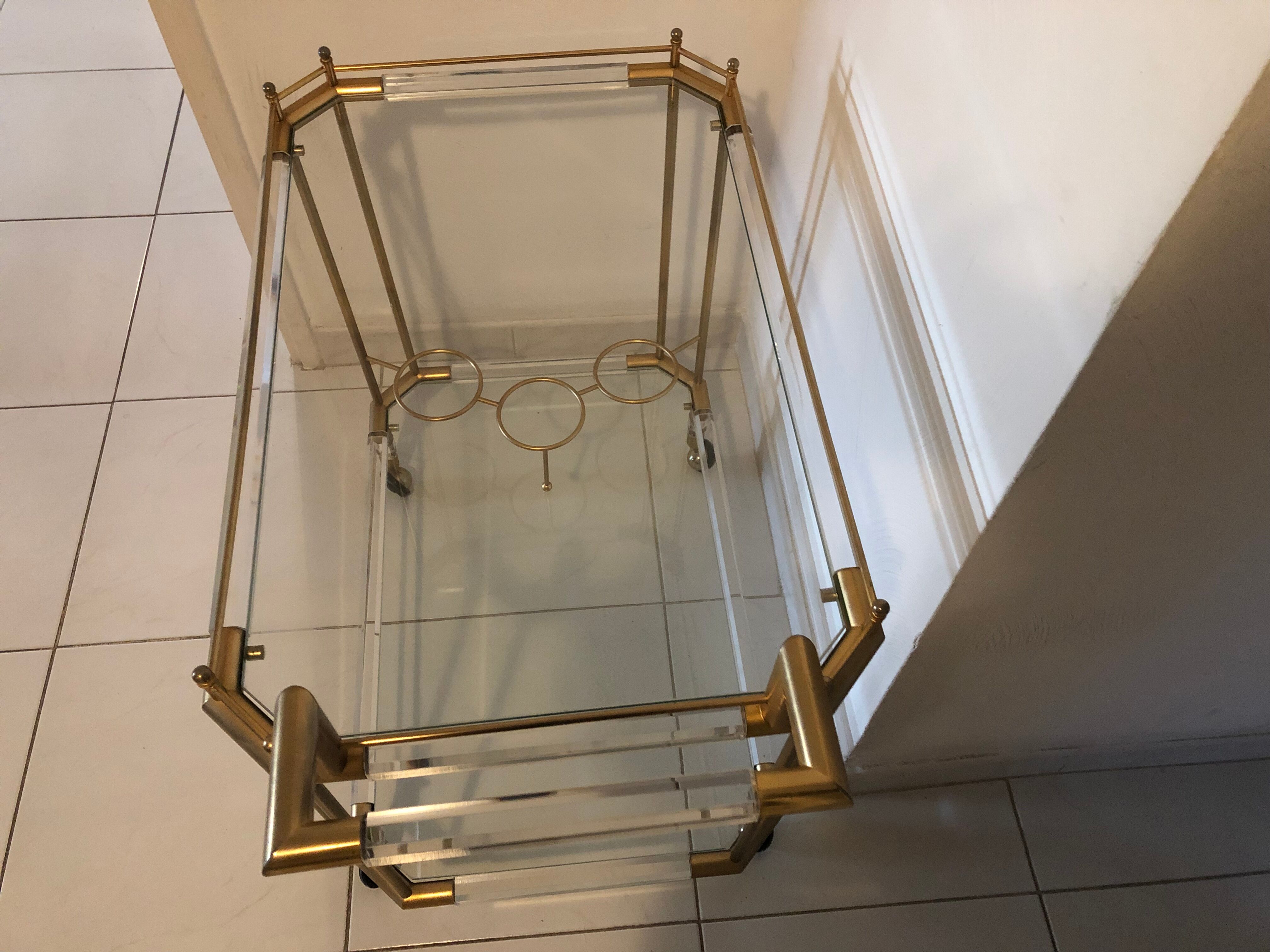Desserte design en plexiglass et verre