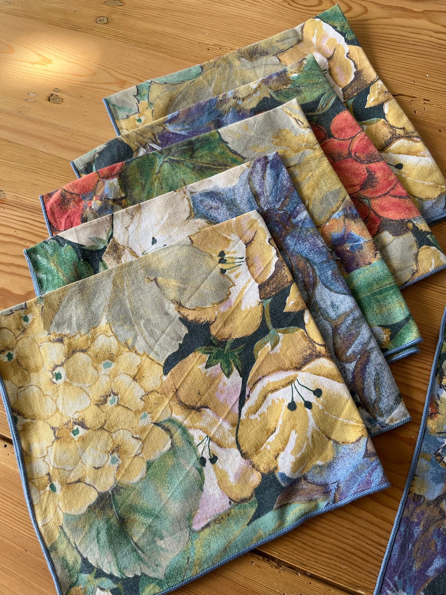 6 floral napkins